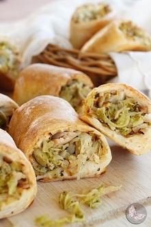 Kapuśniaczki z twarogowego ciasta

* do farszu można również dodać pasztet

Składniki:

Ciasto:

420g mąki
15g drożdży
1/5 szklanki ciepłego mleka
3 łyżki jogurtu greckiego
250g...