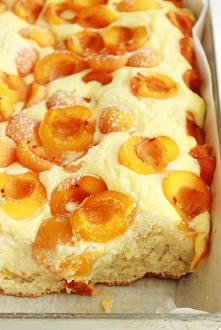 Drożdżowe ciasto z serem i morelami

Ciasto:
30g świeżych drożdży
3 łyżki cukru
1 jajko
szczypta soli
250ml mleka (letniego)
80g masła (rozpuszczonego)
700g mąki

Obłożenie:
500...