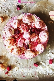 Mazurek z kremem malinowo-porzeczkowym z bezikami