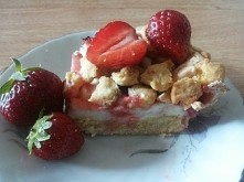 CIASTO TRUSKAWKOWE Z PIANKĄ. KRUCHY SPÓD: 2,5 szkl. mąki, 250g masła, 3 łyżki cukru pudru, 2 łyżeczki proszku do pieczenia, 5 żółtek.PIANKA: 5 białek, 1 szkl. cukru, 1 cukier wa...