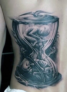 niesamowity tatuaż klepsydry