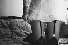 "On i tak czytał w jej myślach jak w otwartej księdze.
Odgadł, gdzie jest rysa, przepaść, wstyd, sącząca ropę
rana, odgadł jej głębokość, zobaczył, co zjada jej wnętrzności...