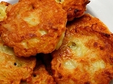 PLACKI ZIEMNIACZANE 6 dużych ziemniaków 1-2 jajka 3-4 łyżki mąki sól pieprz olej 1.Ziemniaki obrać, umyć, osuszyć. Zetrzeć na tarce o drobnych oczkach.Jeżeli są wodniste, odcisn...