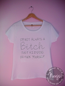 Koszulka, w całości ręcznie malowana specjalnymi farbami do tkanin. Do kupienia w bardzo niskiej i przystępnej cenie. Więcej informacji w linku podanym w komentarzu, zapraszam! :)