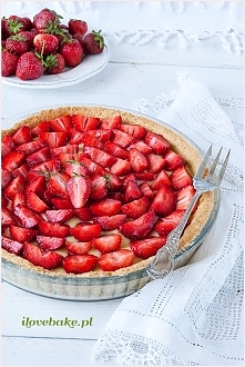 Tarta z truskawkami i budyniem - ilovebake.pl