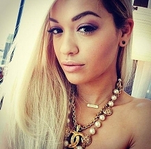 " [...]i obudziła się w płaczu, w rozpaczy, ale też w poczuciu niezwykłego piękna. - Mój sen był piękny jak wiersz - powiedziała - i chcę, żeby o moim śnie został napisany ...