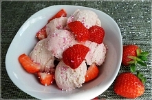 Jaki jest najlepszy sposób na dopełnienie pięknych, czerwcowych, słonecznych i upalnych dni? Jestem przekonana, że wiele osób się ze mną zgodzi, że deser lodowy. Ile osób tyle g...