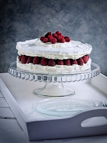tort bezowy z malinami