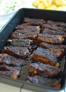 Żeberka w pięciu smakach - mięciutkie, soczyste i obłędnie aromatyczne :)
SKŁADNIKI:
2 kg chudych żeberek wieprzowych

marynata:
8 łyżek ciemnego sosu sojowego
2 łyżki miodu
5 z...