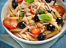 Sałatka z tuńczykiem, penne i pomidorem