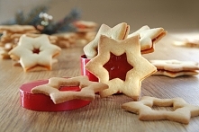 Ciasteczka z marmoladką. Składniki:


    3/5 kostki do pieczenia Kasia (150 g)
    1 i 1/2 szklanki mąki (250 g)
    2/3 szklanki cukru pudru (100 g)
    1 łyżeczka proszku do ...