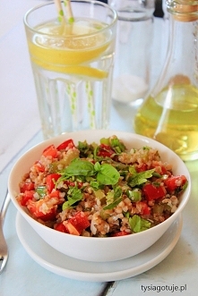 SAŁATKA Z KASZĄ GRYCZANĄ, PAPRYKĄ I OGÓRKIEM KISZONYM.