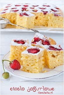 Ciasto jogurtowe z truskawkami (owocami) ilovebake.pl