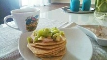 Przepyszne i zdrowe pancakes!
3 łyżki płatków owsianych, jajko. Wszystko miksujemy, smażymy na patelni bez tłuszczu i podajemy z ulubionymi dodatkami :-)