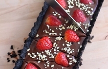 Potrzebujesz: 
300 g (około 30 sztuk) ciasteczek Oreo (lub innych podobnych, ale koniecznie muszą mieć ciemny kolor) 
100 g masła (stopionego) 
200g czekolady mlecznej 
100g gor...