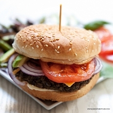 Wegeburgery z zielonej soczewicy
Żadna krowa nie ucierpiała podczas szykowania tych burgerów. A niejeden mięsożerca dał się nabrać. Są lekko czasochłonne, ale warto poświęcić im...