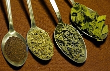 KĄPIEL WYGŁADZAJĄCA SKÓRĘ
3 łyżki suszonych liści szałwii  ■  2 łyżki czarnej herbaty  ■  litr zimnej wody

Zalewamy liście wodą, gotujemy pod przykryciem 20 minut. Odcedzamy, d...