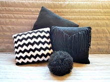 zestaw czarno-białych poduszek