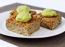 Zapiekanka z czerwonej soczewicy i cukini z sosem z avocado