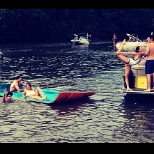 nina dobrev na plaży