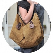 LANDA™ Torba na ramię len-skóra

Oryginalna torba na ramię według projektu Kashira Zu, wykonana z lnu, drewna i zamszu. Torba jest lekka i praktyczna.