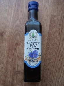 Olej lniany pierwsza próba. Dziś po raz pierwszy sięgnełam po ten produkt. Olej nałożyłam od wysokości ucha w dół, dokładnie pokryłam nim końcówki, a następnie związałam w kocze...