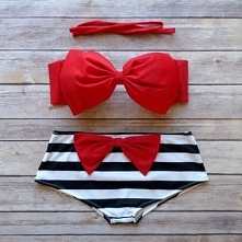Strój kąpielowy ze stanikiem w kształcie kokardki :) Po kliknięciu na zdjęcie więcej rozmiarów i kolorów.