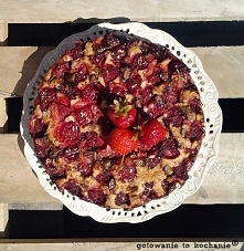 PROSTY I PYSZNY BISZKOPT Z TRUSKAWKAMI I CZEKOLADĄ NA KAŻDĄ IMPREZĘ! SPRAWDŹ NA gotowanietokochanie.blogspot.com