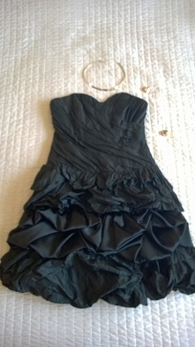 Sprzedam  sukienkę uszytą na zamówienie przez producenta sukien ślubnych. Rozmiar L. Koszt 288 zł (możliwość negocjacji ceny) Link w komentarzu