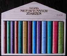 Seria Niefortunnych Zdarzeń-Bohaterami serii są sieroty Baudelaire: Wioletka, Klaus i Słoneczko. Na początku cyklu ich rodzice giną w pożarze, który strawił cały dom Baudelaire&...