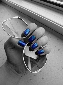 Moje pazurki :3
Metaliczny granat + turkusowy brokat.