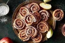 Składniki: 4 jabłka, umyte, obrane pozbawione gniazd nasiennych 1 opakowanie ciasta francuskiego niewielka ilość mąki pszennej, tortowej do oprószenia ciasta 60 g cukru 6 g cyna...