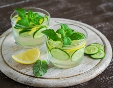 Lemoniada ogórkowa

Składniki:
1/2 dużego ogórka
2 plasterki cytryny
 pół litra zimnej wody
 syrop z agawy 
Obierz ogórka i pokrój w kostkę, cytrynę podziel na plasterki. Włóż j...