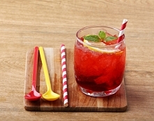 Lemoniada malinowa

Składniki:
 2 szklanki świeżych malin
sok z cytryny
 3 szklanki wody
stewia albo syrop z agawy
 Maliny zmiksować na puree i przetrzeć przez sitko, by pozbyć ...