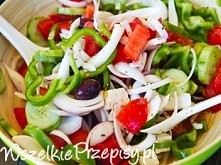 Pomidory najpierw trzeba dokładnie umyć. Potem kroimy je na małe kawałki. Ogórek trzeba obrać i pokroić w plasterki lub kostki- jak kto woli. Cebulę należy pokroić w plasterki.
...