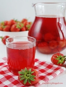 Kompot truskawkowy - przepis na blogu Pełny talerz