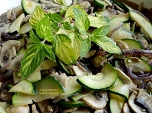 Sałatka z pieczarek i cukin...