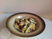 Penne ze szpinakiem i sosem serowym