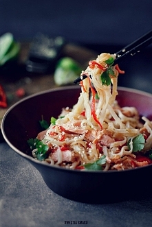 Makaron ryżowy z łososiem i...