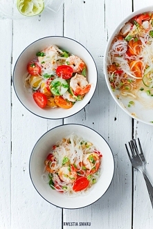 Tajska sałatka z krewetkami ,makaronem ryżowym i pomidorkami koktajlowymi
Przygotowanie:
Makaron przygotować zgodnie z instrukcją na opakowaniu. Pokroić nożyczkami na mniejsze k...