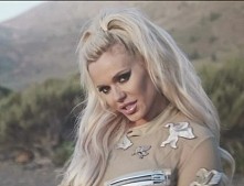 dziewczyny , czy któraś z was wie jak można zrobić podobna fryzurę? wiem że tu są doczepione włosy wiec jest ich dużo ale na krótszych tez powinien być jakiś sposób ?