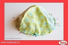 Odwróć skorupę na lewą stronę i połóż ją na ostatnim fragmencie materiału tak, by jego kolorowa strona była zwrócona w stronę podłoża, a następnie połącz je ze sobą za pomocą sz...