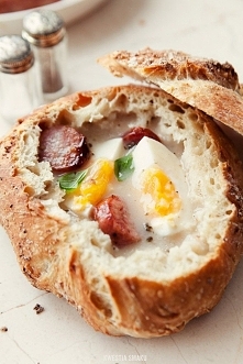 Żurek krok po kroku Przygotowanie: Żurek to mieszanka mąki żytniej i wody odstawiona na kilka dni do fermentacji. Można kupić bardzo dobry gotowy żurek w formie płynnej, w butel...