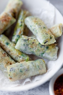 Sajgonki 
Przygotowanie:
Na patelni rozgrzać łyżkę oleju, zeszklić drobniutko posiekaną cebulę, dodać marchewkę, imbir i starty czosnek, smażyć przez minutę. Dodać mięso i miesz...