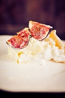 Beza Pavlova z figami, kremem mascarpone i karmelem