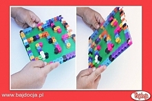 Kolorowa zabawka edukacyjna dla dziecka jest gotowa. Wystarczy obracać nią dookoła, by sterować kuleczką. Doskonała rozwojowa zabawa dla smyka gwarantowana.