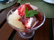 lody smietankowe z polewą truskawkowa, ananasem, cacao i miętą