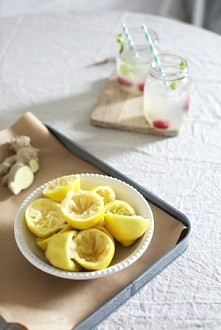 Lemoniada bez cukru

 sok z czterech cytryn

– świeży imbir

– litr wody mineralnej (może być gazowana)

– sześć łyżek syropu z agawy lub sześć czubatych łyżek miodu

Sposób prz...