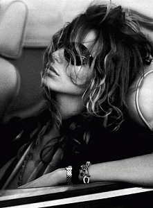 Zawrót głowy...?______________
- Spróbuj… - szepnęło Marzenie. 
- Co?! Znowu?! – zdenerwowało się Doświadczenie. 
- Ha! Znów wszystko przeze mnie, - uśmiechnął się Powód. 
- Nie...