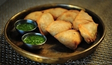 Samosy
Przygotowanie:
Zmieszaj mąkę i sól w dużej misce. Na środku zrób wgłębienie i wlej olej. Weź trochę mąki z olejem na dłoń i ucieraj je druga wyprostowaną dłonią. Rób to n...